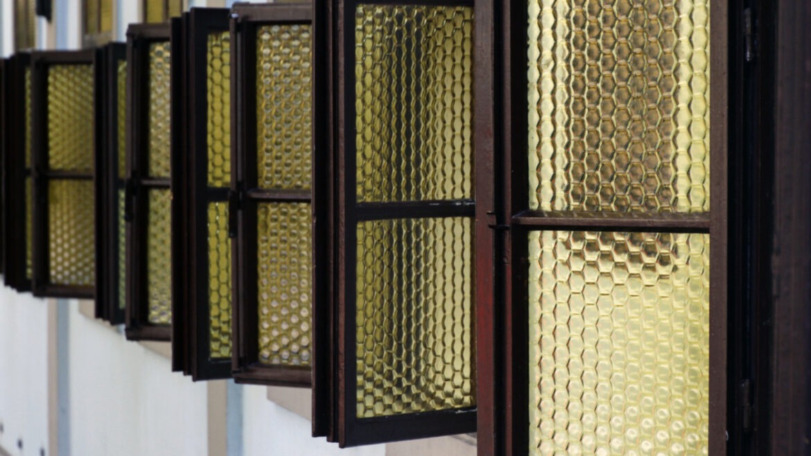 Screen Cleaning: Clear Views & Fresh Air