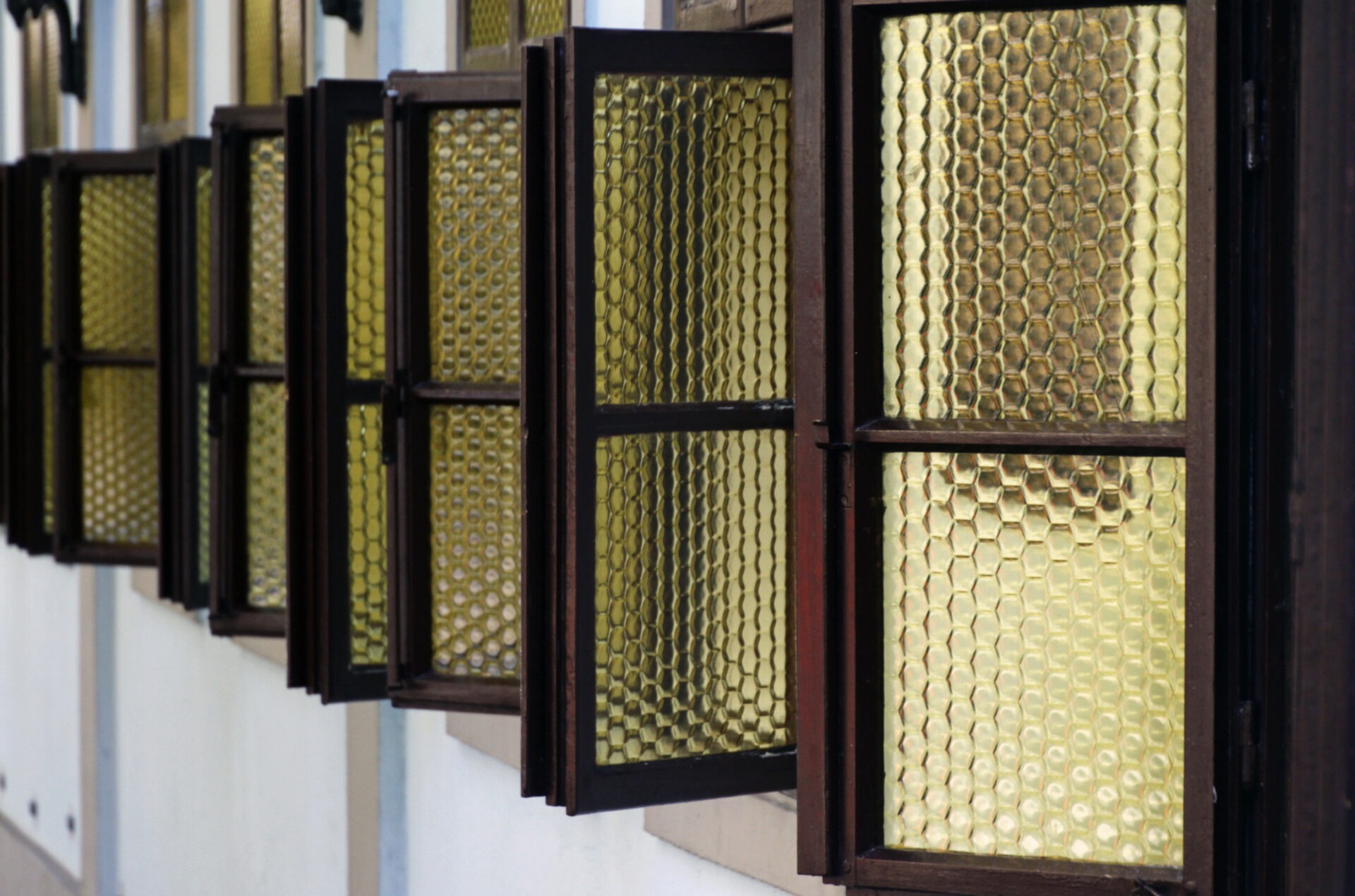 Screen Cleaning: Clear Views & Fresh Air